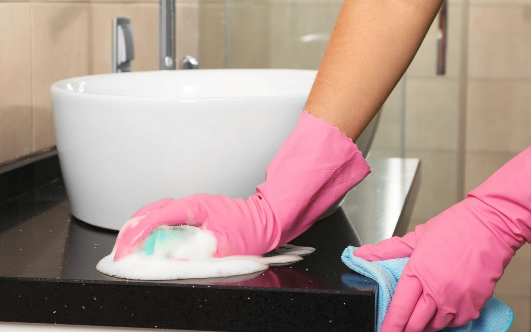 Multicleaner Pinalen® Original removes toothpaste residues from the sink